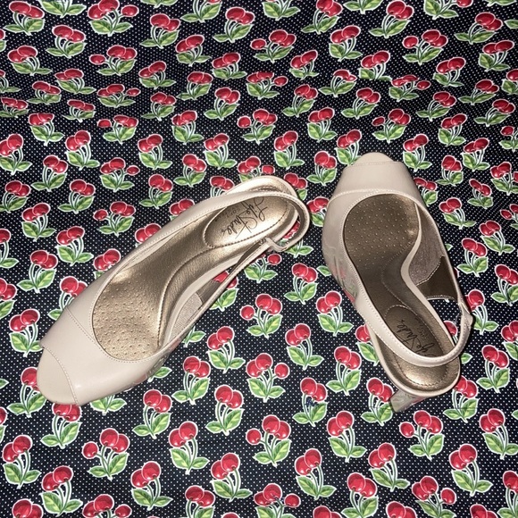 Size 8 1/2 beige, Life Stride peep toe heels. Look just like new - Picture 2 of 6